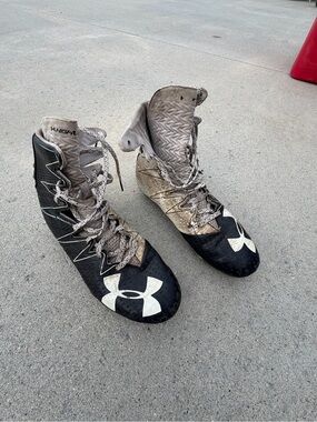 Under Armour Men’s Black and White Football Cleats size 7.5